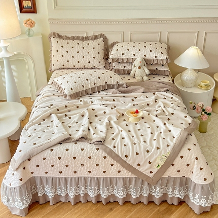 91家纺网 家纺一手货源 找家纺 （总）漫布云2025新款A类水洗棉麻夏被床盖四件套蕾丝夹棉床裙款大豆夏被