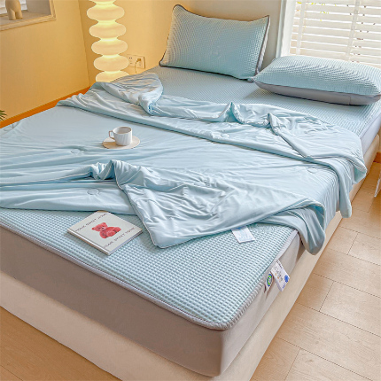 91家纺网 家纺一手货源 找家纺 欧邦 新款华夫格冰豆凉感床笠款夏被套件 小熊款-孔雀蓝