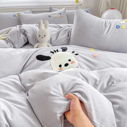 91家纺网 家纺一手货源 找家纺 （总）韩秀家纺 2024新款刺绣款有氧提花小竺棉双层纱超柔加厚毛巾绣四件套云朵棉床笠刺绣花