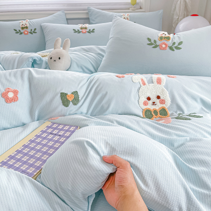 91家纺网 家纺一手货源 找家纺 （总）韩秀家纺 2024新款刺绣款有氧提花小竺棉双层纱超柔加厚毛巾绣四件套云朵棉床笠刺绣花