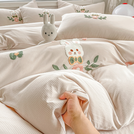 91家纺网 家纺一手货源 找家纺 （总）韩秀家纺 2024新款刺绣款有氧提花小竺棉双层纱超柔加厚毛巾绣四件套云朵棉床笠刺绣花