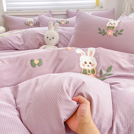 91家纺网 家纺一手货源 找家纺 （总）韩秀家纺 2024新款刺绣款有氧提花小竺棉双层纱超柔加厚毛巾绣四件套云朵棉床笠刺绣花