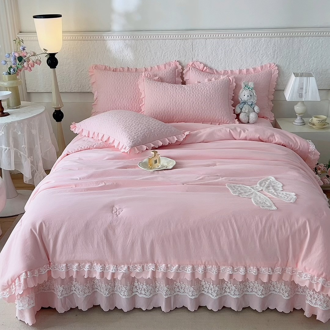 91家纺网 家纺一手货源 找家纺 （总）2025韩版少女心法式公主风水洗棉蕾丝花边夏被床盖款四件套泡泡棉小竺棉凉蝴蝶结夏被床盖款四件套