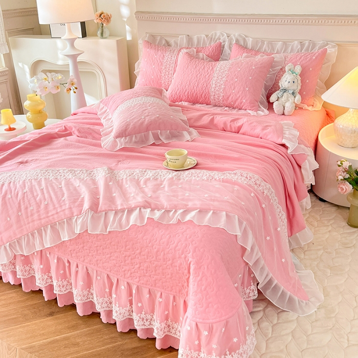 91家纺网 家纺一手货源 找家纺 （总）2025韩版少女心法式公主风水洗棉蕾丝花边绣花床盖款夏被四件套泡泡棉小竺棉凉感丝夏被床盖款四件套