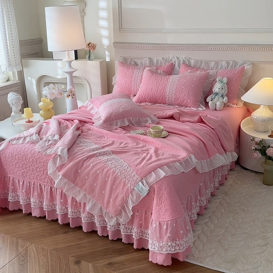91家纺网 家纺一手货源 找家纺 （总）2025韩版少女心法式公主风水洗棉蕾丝花边绣花床盖款夏被四件套泡泡棉小竺棉凉感丝夏被床盖款四件套