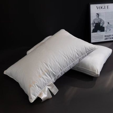 91家纺网 家纺一手货源 找家纺 （总）露函家居 2025新款A类刺绣臻选蚕丝枕全棉酒店立体枕头枕芯