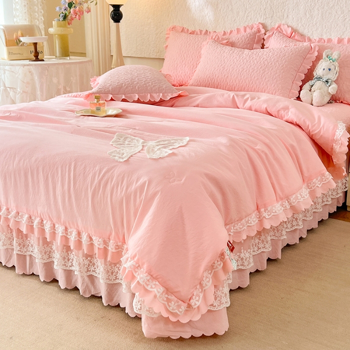 91家纺网 家纺一手货源 找家纺 （总）苏米娜2025韩版少女心法式公主风水洗棉蕾丝花边夏被床盖款四件套泡泡棉小竺棉蝴蝶结夏被床盖款四件套