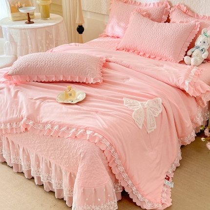 91家纺网 家纺一手货源 找家纺 （总）苏米娜2025新款A类甄选PE凉感丝花边床裙款冰豆豆凉席床盖三件套春夏韩版公主风水洗棉蕾丝夏被