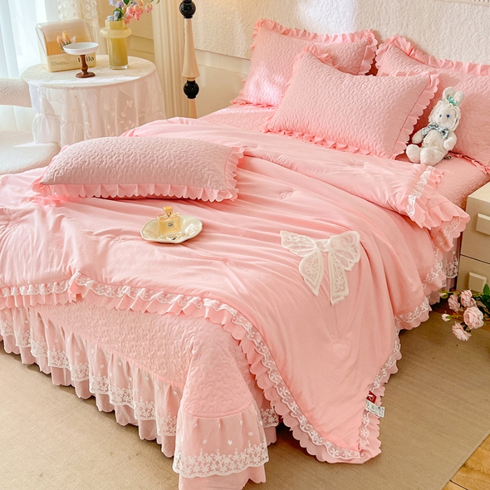 91家纺网 家纺一手货源 找家纺 （总）苏米娜2025韩版少女心法式公主风水洗棉蕾丝花边夏被床盖款四件套泡泡棉小竺棉蝴蝶结夏被床盖款四件套