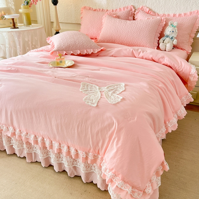 91家纺网 家纺一手货源 找家纺 （总）苏米娜2025韩版少女心法式公主风水洗棉蕾丝花边夏被床盖款四件套泡泡棉小竺棉蝴蝶结夏被床盖款四件套