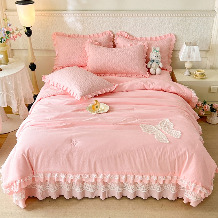 91家纺网 家纺一手货源 找家纺 （总）苏米娜2025韩版少女心法式公主风水洗棉蕾丝花边夏被床盖款四件套泡泡棉小竺棉蝴蝶结夏被床盖款四件套