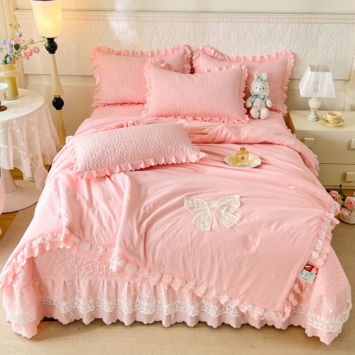 91家纺网 家纺一手货源 找家纺 （总）苏米娜2025韩版少女心法式公主风水洗棉蕾丝花边夏被床盖款四件套泡泡棉小竺棉蝴蝶结夏被床盖款四件套