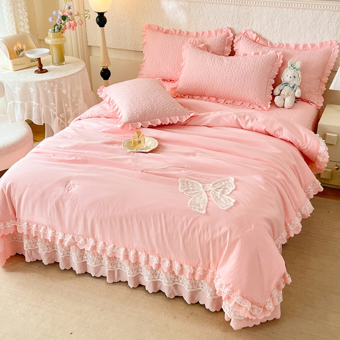 91家纺网 家纺一手货源 找家纺 （总）苏米娜2025韩版少女心法式公主风水洗棉蕾丝花边夏被床盖款四件套泡泡棉小竺棉蝴蝶结夏被床盖款四件套