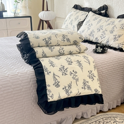 91家纺网 家纺一手货源 找家纺 （总）苏米娜2024春夏新款小竺棉黑色蕾丝边床盖款夏被四件套赫本风糯小棉水洗棉泡泡纱床盖款夏被四件套 