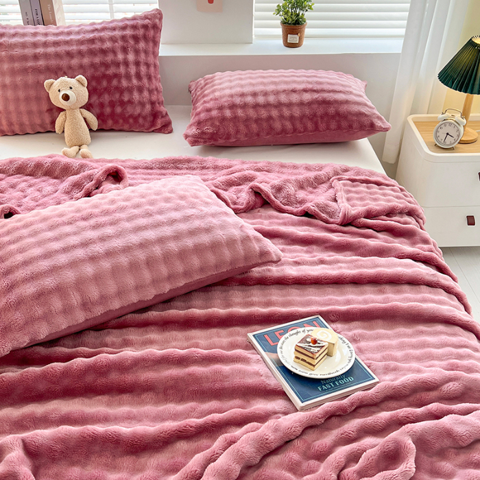 91家纺网 家纺一手货源 找家纺 芸锦豪 2024新款仿兔毛泡泡绒毛毯-卷边款毛毯安娜紫-卷边