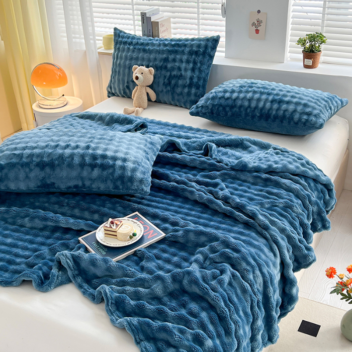 91家纺网 家纺一手货源 找家纺 芸锦豪 2024新款仿兔毛泡泡绒毛毯-卷边款毛毯孔雀蓝-卷边