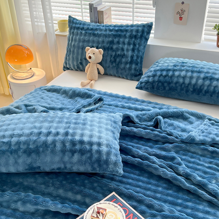 91家纺网 家纺一手货源 找家纺 芸锦豪 2024新款仿兔毛泡泡绒毛毯-卷边款毛毯孔雀蓝-卷边