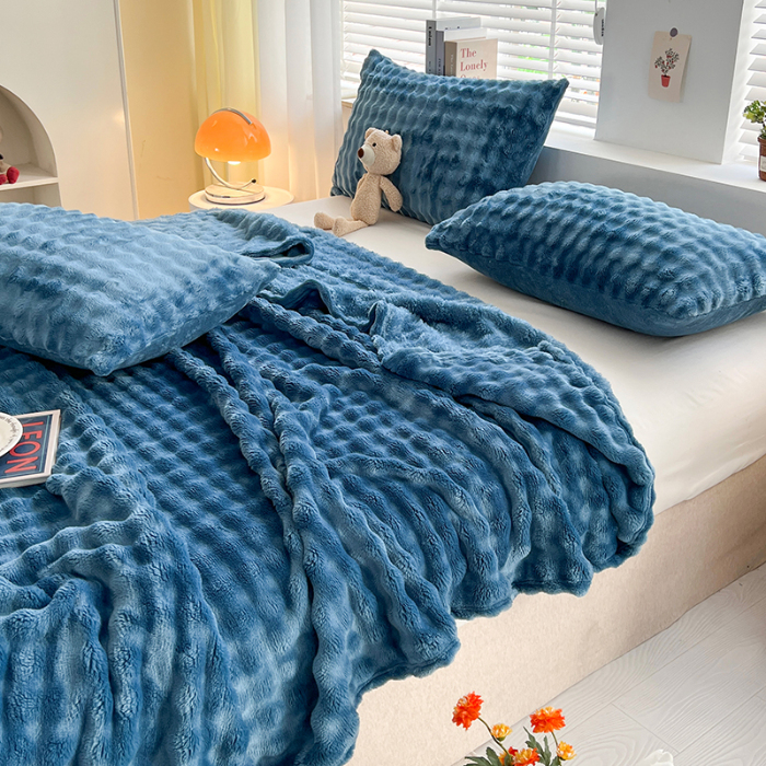 91家纺网 家纺一手货源 找家纺 芸锦豪 2024新款仿兔毛泡泡绒毛毯-卷边款毛毯孔雀蓝-卷边