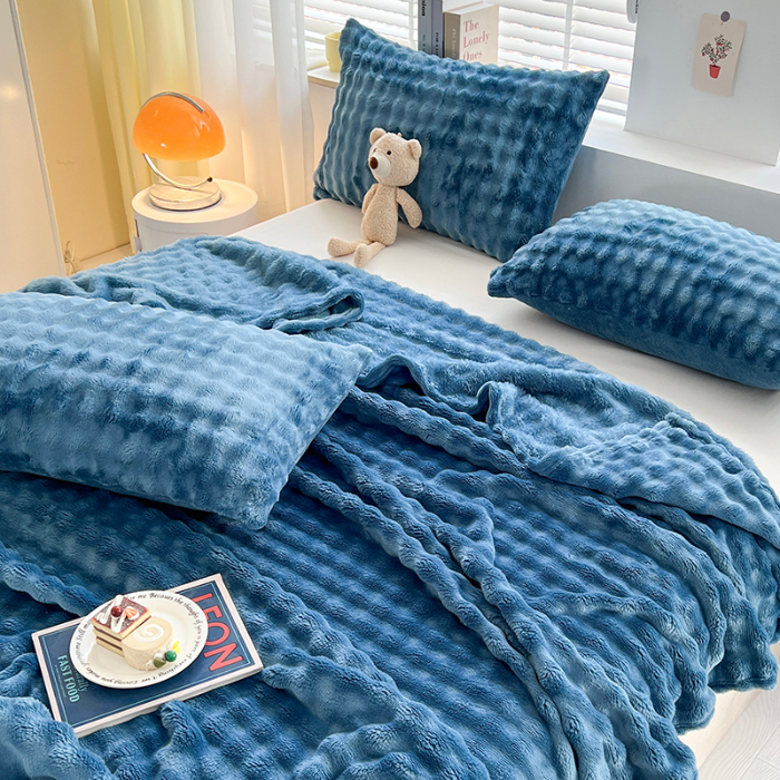 91家纺网 家纺一手货源 找家纺 芸锦豪 2024新款仿兔毛泡泡绒毛毯-卷边款毛毯孔雀蓝-卷边