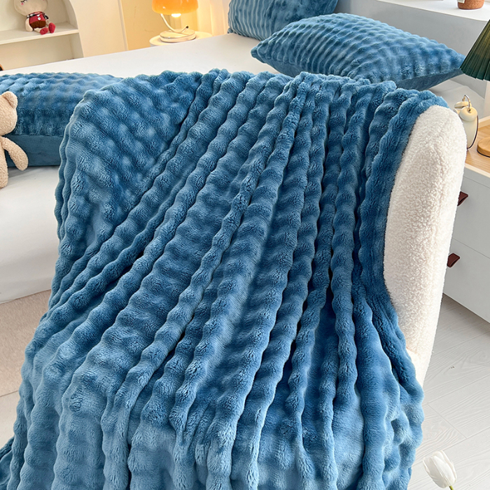 91家纺网 家纺一手货源 找家纺 芸锦豪 2024新款仿兔毛泡泡绒毛毯-卷边款毛毯孔雀蓝-卷边