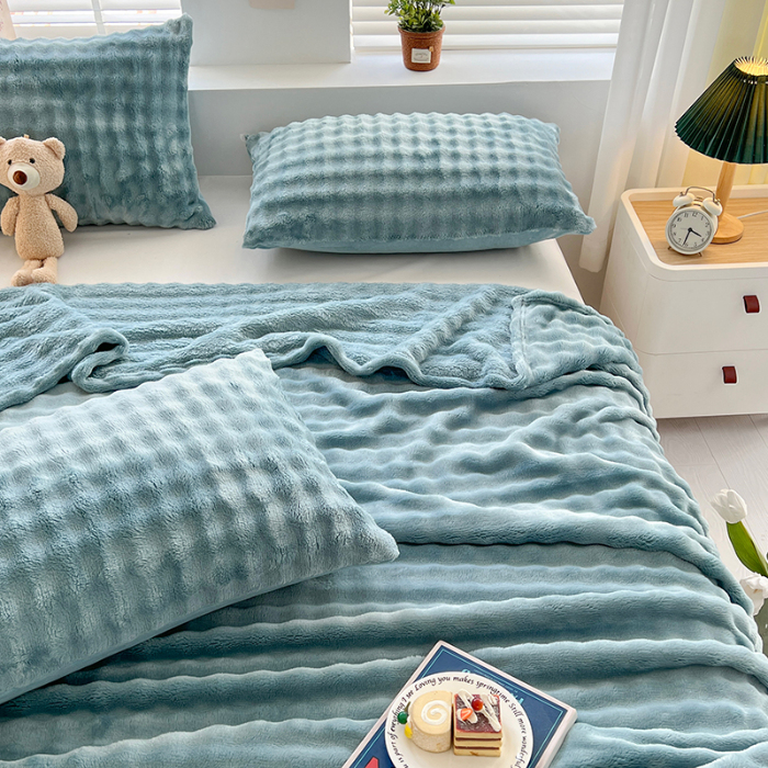 91家纺网 家纺一手货源 找家纺 芸锦豪 2024新款仿兔毛泡泡绒毛毯-卷边款毛毯天空蓝-卷边