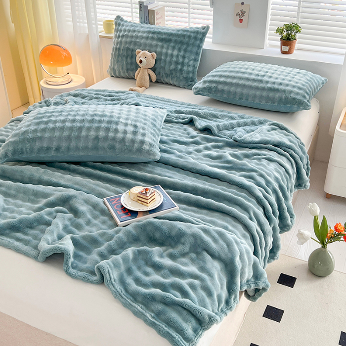 91家纺网 家纺一手货源 找家纺 芸锦豪 2024新款仿兔毛泡泡绒毛毯-卷边款毛毯天空蓝-卷边