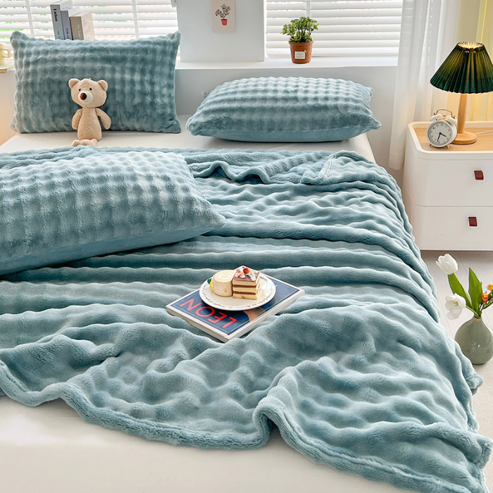 91家纺网 家纺一手货源 找家纺 芸锦豪 2024新款仿兔毛泡泡绒毛毯-卷边款毛毯天空蓝-卷边