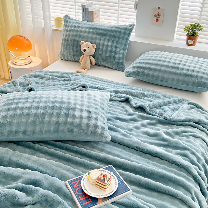 91家纺网 家纺一手货源 找家纺 芸锦豪 2024新款仿兔毛泡泡绒毛毯-卷边款毛毯天空蓝-卷边