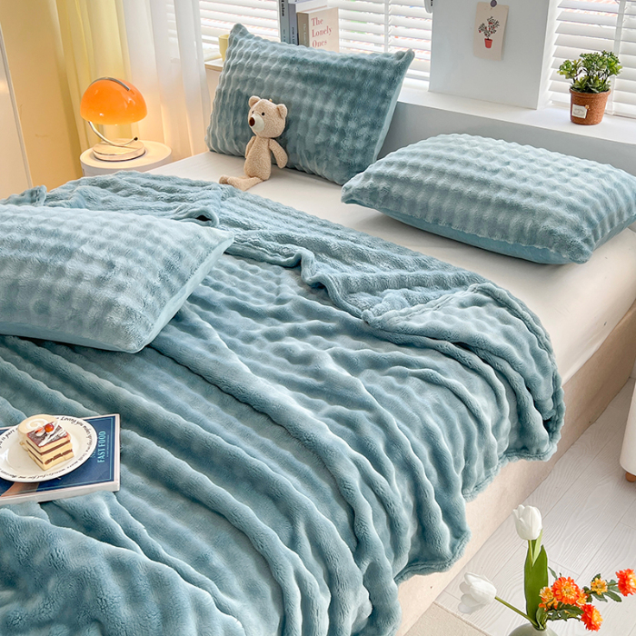 91家纺网 家纺一手货源 找家纺 芸锦豪 2024新款仿兔毛泡泡绒毛毯-卷边款毛毯天空蓝-卷边