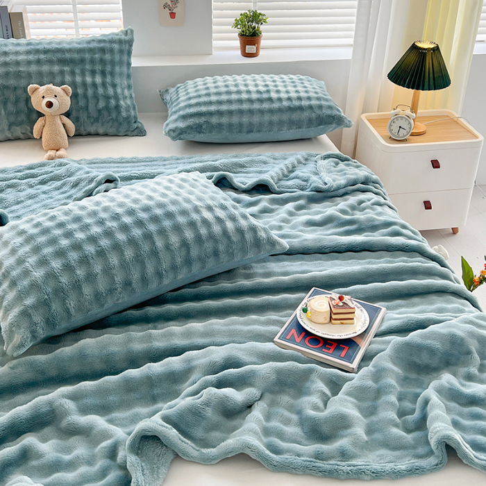 91家纺网 家纺一手货源 找家纺 芸锦豪 2024新款仿兔毛泡泡绒毛毯-卷边款毛毯天空蓝-卷边