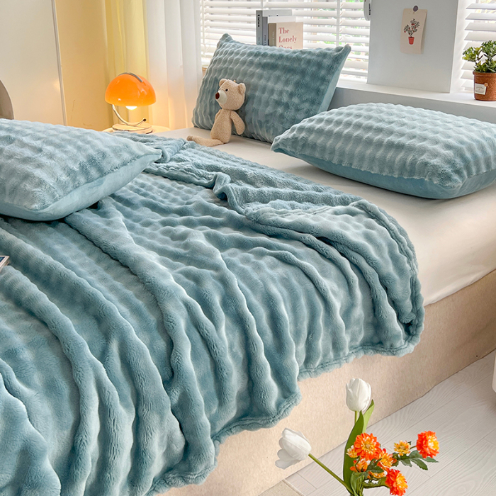 91家纺网 家纺一手货源 找家纺 芸锦豪 2024新款仿兔毛泡泡绒毛毯-卷边款毛毯天空蓝-卷边