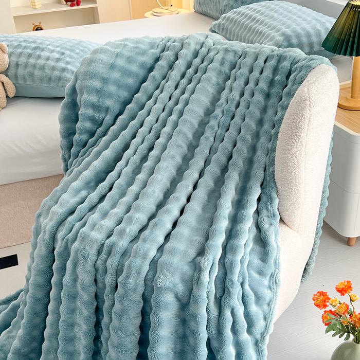 91家纺网 家纺一手货源 找家纺 芸锦豪 2024新款仿兔毛泡泡绒毛毯-卷边款毛毯天空蓝-卷边