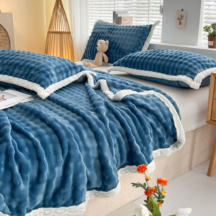 91家纺网 家纺一手货源 找家纺 芸锦豪 2024新款仿兔毛泡泡绒毛毯-包边款毛毯孔雀蓝-包边款