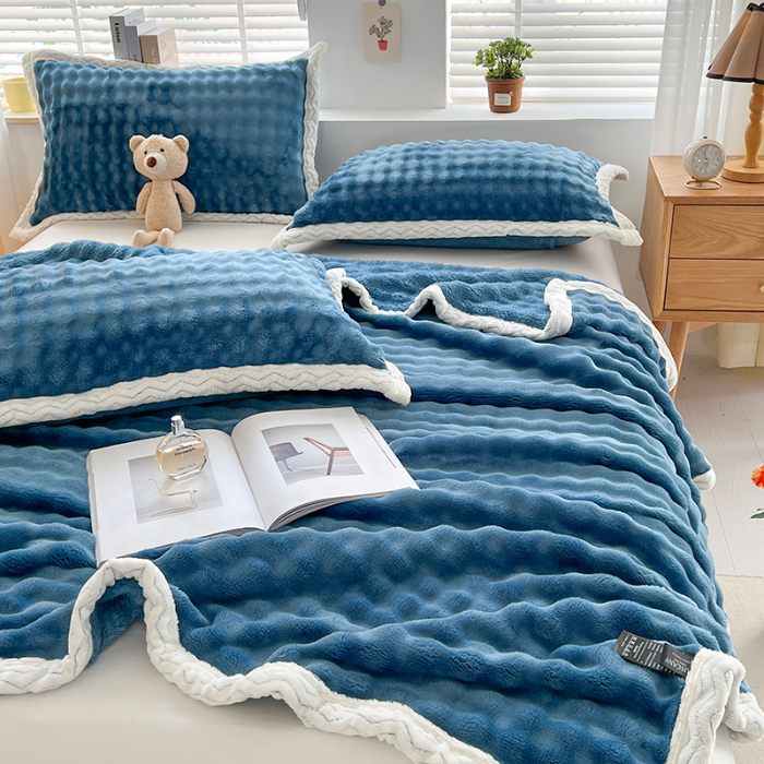 91家纺网 家纺一手货源 找家纺 芸锦豪 2024新款仿兔毛泡泡绒毛毯-包边款毛毯孔雀蓝-包边款