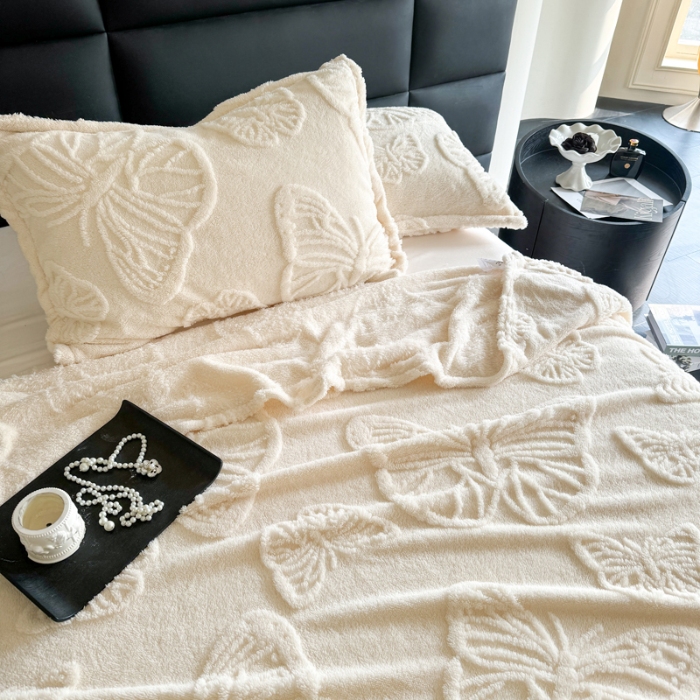 91家纺网 家纺一手货源 找家纺 2025款塔芙绒蝴蝶提花毛毯 纯色多功能休闲盖毯 爆款花型 电商/直播/外贸/跨境专供  蝴蝶白