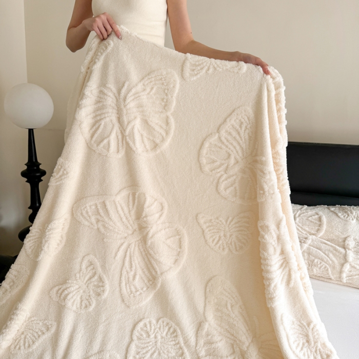 91家纺网 家纺一手货源 找家纺 2025款塔芙绒蝴蝶提花毛毯 纯色多功能休闲盖毯 爆款花型 电商/直播/外贸/跨境专供  蝴蝶白