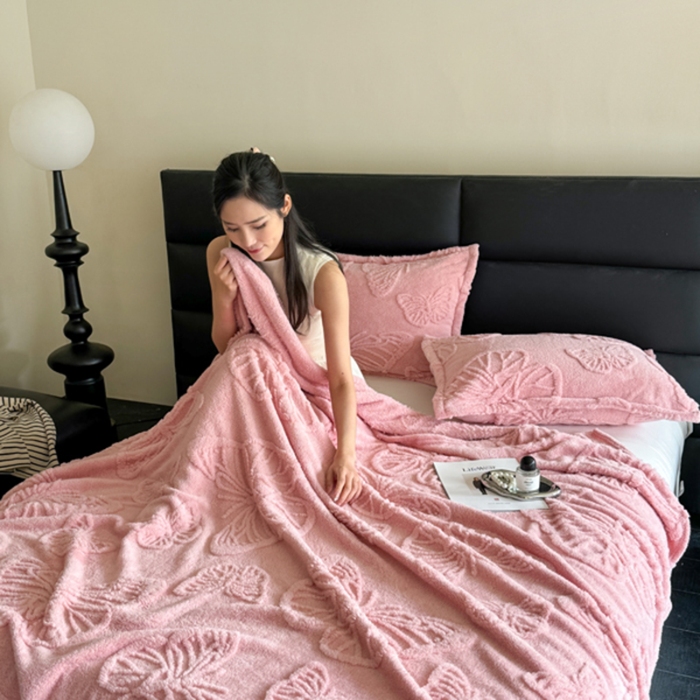 91家纺网 家纺一手货源 找家纺 2025款塔芙绒蝴蝶提花毛毯 纯色多功能休闲盖毯 爆款花型 电商/直播/外贸/跨境专供  蝴蝶粉