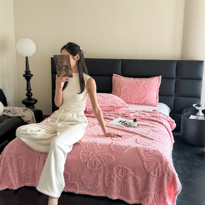 91家纺网 家纺一手货源 找家纺 2025款塔芙绒蝴蝶提花毛毯 纯色多功能休闲盖毯 爆款花型 电商/直播/外贸/跨境专供  蝴蝶粉