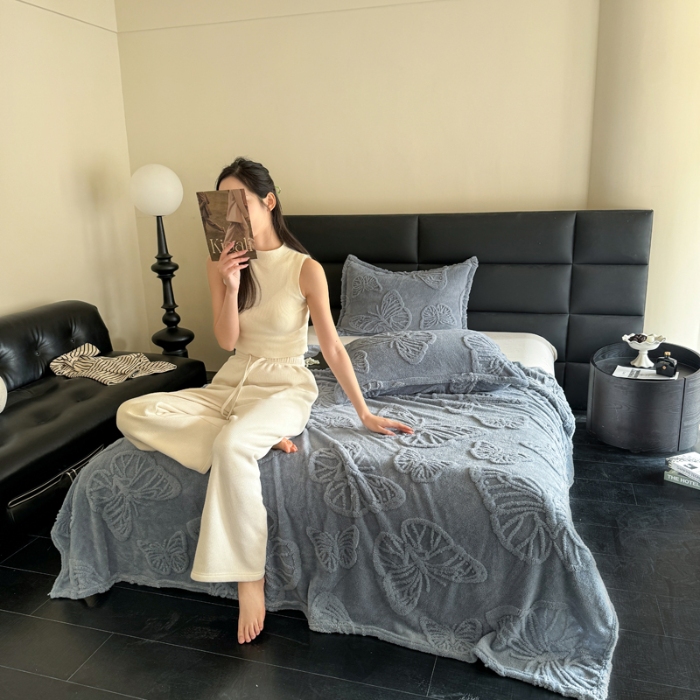 91家纺网 家纺一手货源 找家纺 2025款塔芙绒蝴蝶提花毛毯 纯色多功能休闲盖毯 爆款花型 电商/直播/外贸/跨境专供  蝴蝶蓝