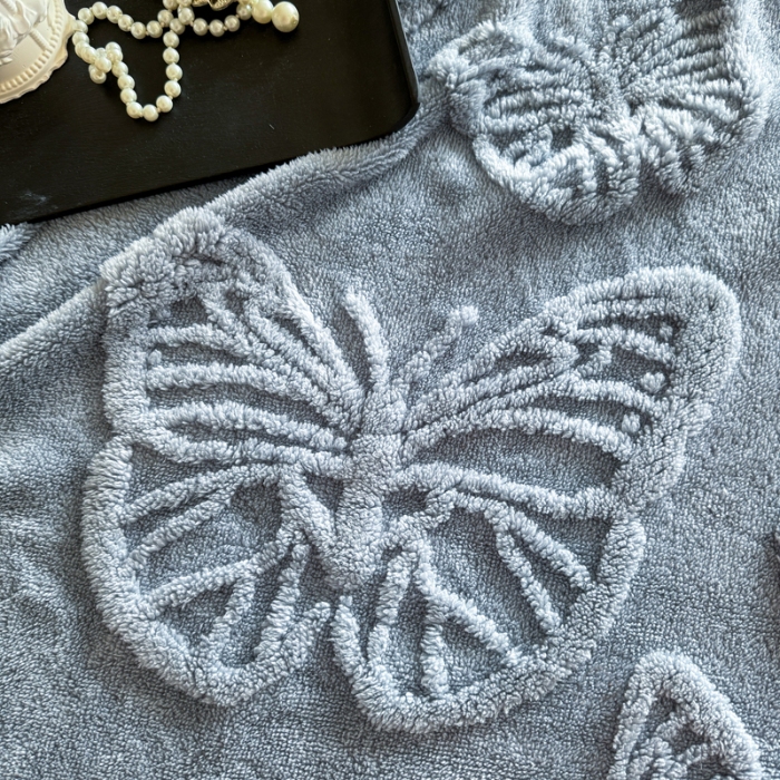 91家纺网 家纺一手货源 找家纺 2025款塔芙绒蝴蝶提花毛毯 纯色多功能休闲盖毯 爆款花型 电商/直播/外贸/跨境专供  蝴蝶蓝