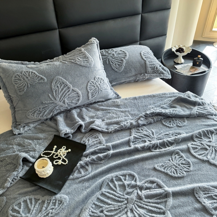 91家纺网 家纺一手货源 找家纺 2025款塔芙绒蝴蝶提花毛毯 纯色多功能休闲盖毯 爆款花型 电商/直播/外贸/跨境专供  蝴蝶蓝