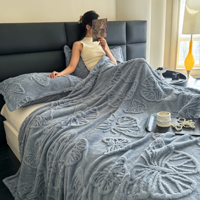 91家纺网 家纺一手货源 找家纺 2025款塔芙绒蝴蝶提花毛毯 纯色多功能休闲盖毯 爆款花型 电商/直播/外贸/跨境专供  蝴蝶蓝