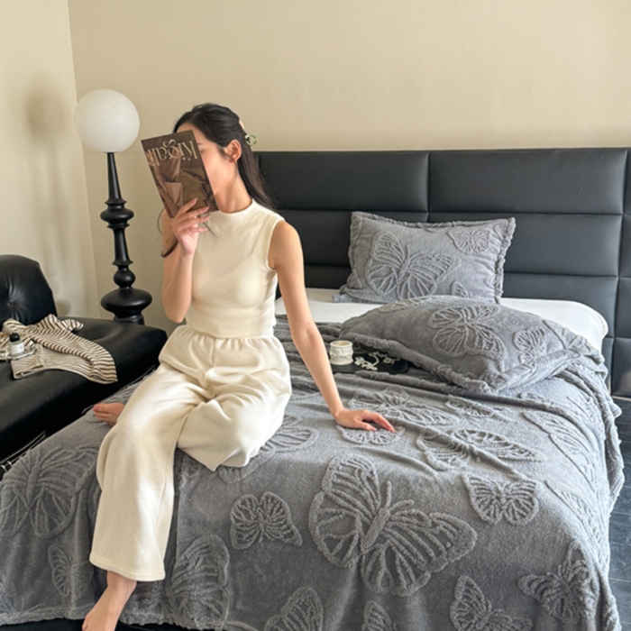 91家纺网 家纺一手货源 找家纺 2025款塔芙绒蝴蝶提花毛毯 纯色多功能休闲盖毯 爆款花型 电商/直播/外贸/跨境专供  蝴蝶蓝灰