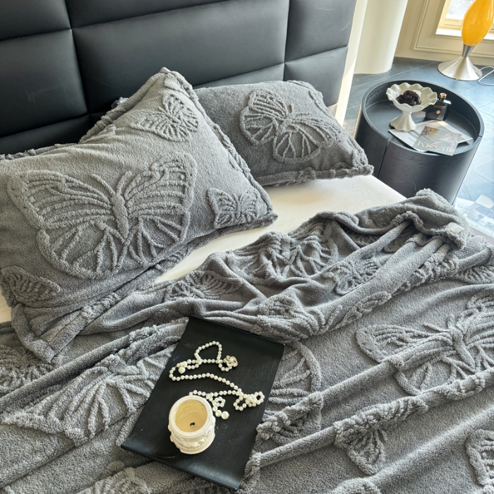 91家纺网 家纺一手货源 找家纺 2025款塔芙绒蝴蝶提花毛毯 纯色多功能休闲盖毯 爆款花型 电商/直播/外贸/跨境专供  蝴蝶蓝灰