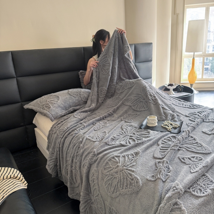 91家纺网 家纺一手货源 找家纺 2025款塔芙绒蝴蝶提花毛毯 纯色多功能休闲盖毯 爆款花型 电商/直播/外贸/跨境专供  蝴蝶蓝灰