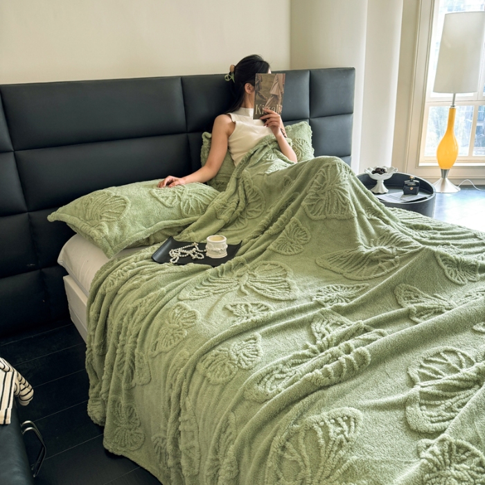 91家纺网 家纺一手货源 找家纺 2025款塔芙绒蝴蝶提花毛毯 纯色多功能休闲盖毯 爆款花型 电商/直播/外贸/跨境专供  蝴蝶绿