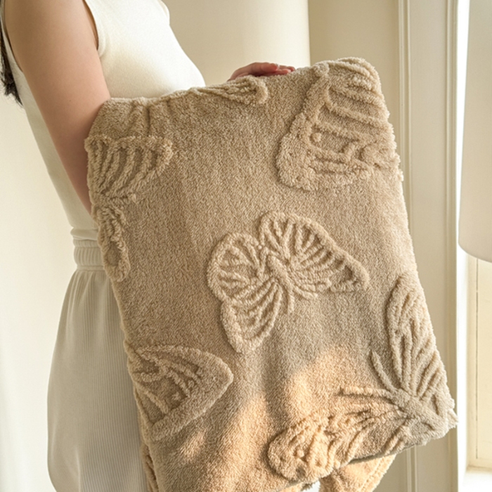 91家纺网 家纺一手货源 找家纺 2025款塔芙绒蝴蝶提花毛毯 纯色多功能休闲盖毯 爆款花型 电商/直播/外贸/跨境专供  蝴蝶驼