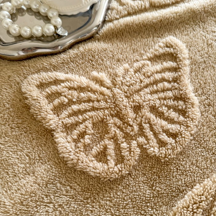 91家纺网 家纺一手货源 找家纺 2025款塔芙绒蝴蝶提花毛毯 纯色多功能休闲盖毯 爆款花型 电商/直播/外贸/跨境专供  蝴蝶驼