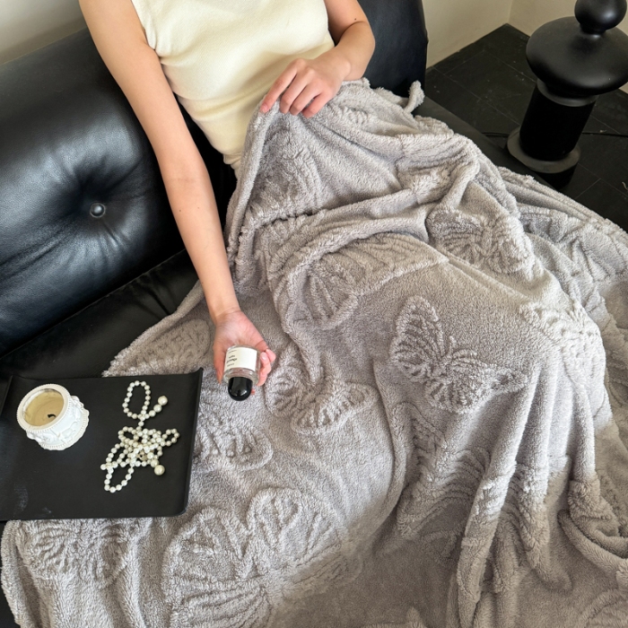 91家纺网 家纺一手货源 找家纺 2025款塔芙绒蝴蝶提花毛毯 纯色多功能休闲盖毯 爆款花型 电商/直播/外贸/跨境专供  蝴蝶银灰