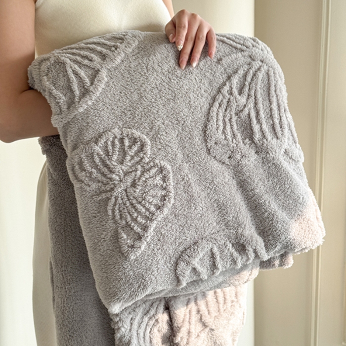 91家纺网 家纺一手货源 找家纺 2025款塔芙绒蝴蝶提花毛毯 纯色多功能休闲盖毯 爆款花型 电商/直播/外贸/跨境专供  蝴蝶银灰